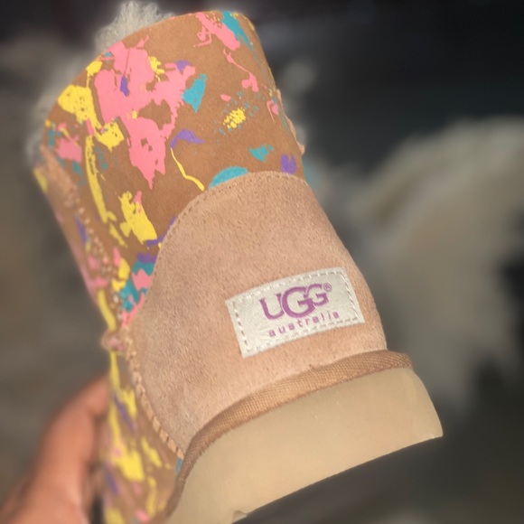 Women Short Chestnut Ugg Boots (NWT) - Picture 7 of 9